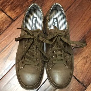 Muk luks mens shoes- worn once, size 9, leather